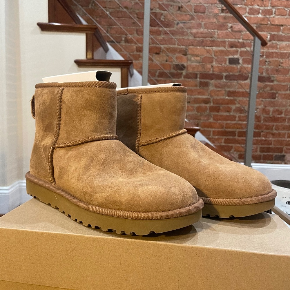 BRAND NEW UGG MINI SIZE 7